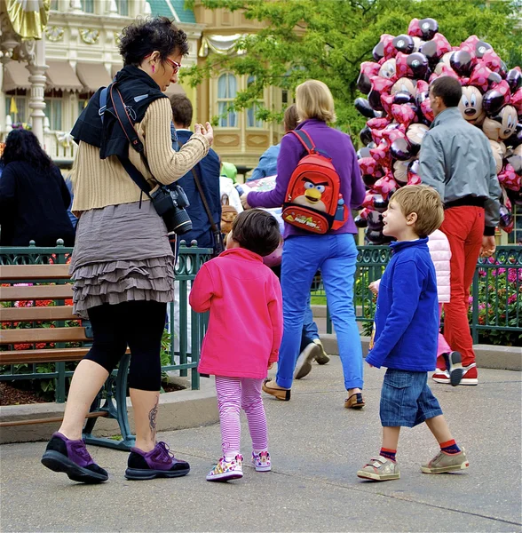 Familj i disneyland — Stockfoto