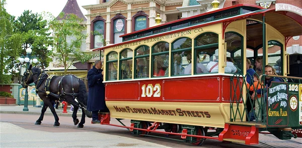 Le cheval transporte le tramway — Photo