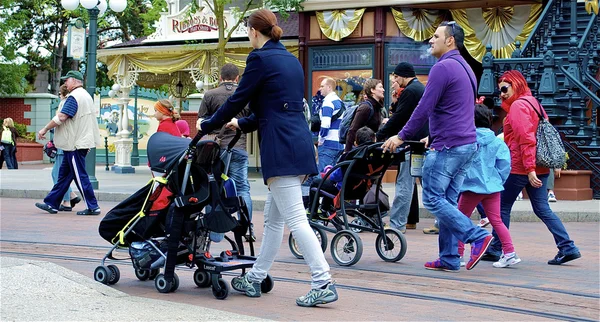 Zwei Frauen und zwei Kinderwagen — Stockfoto