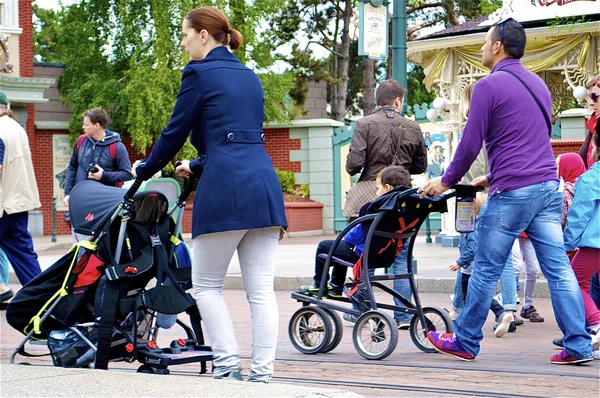 两名妇女和两个婴儿车 — 图库照片