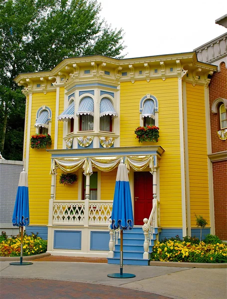 Όμορφο κίτρινο σπίτι — Φωτογραφία Αρχείου