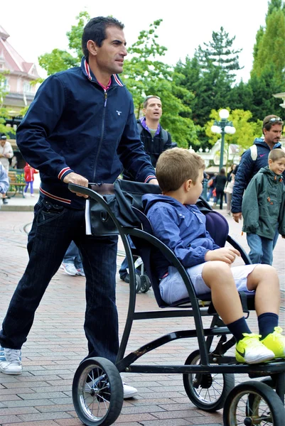 Mann trägt sein Baby im Kinderwagen — Stockfoto