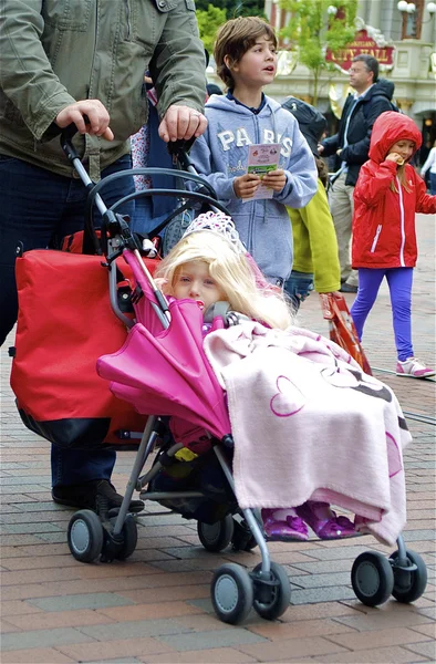 Man draagt haar dochter in de prinses kleren — Stockfoto