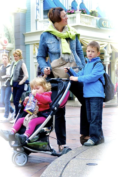 Famiglia con portico — Foto Stock