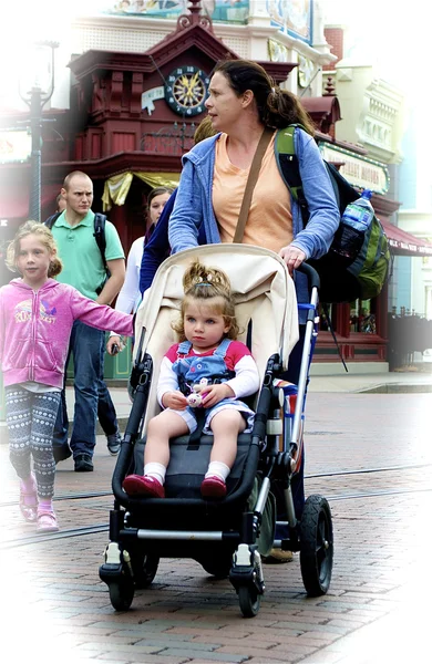 女性が乳母車で彼女の娘を運ぶ — ストック写真
