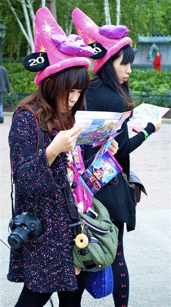 Two Asian girls try to find their way using the maps — Stock Photo, Image