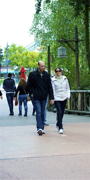 Husband and wife walk together in the Frontierland — Stock Photo, Image