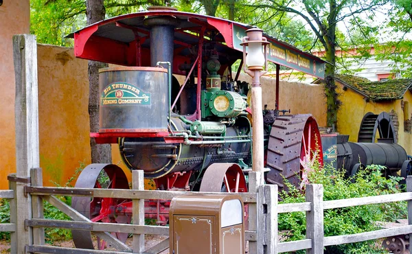 Locomotive monument dans le Disneyland — Photo