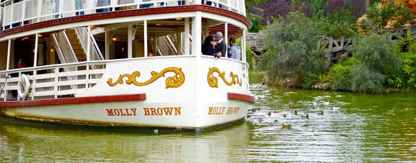 Molly Brown hajó messze található a Disneyland — Stock Fotó