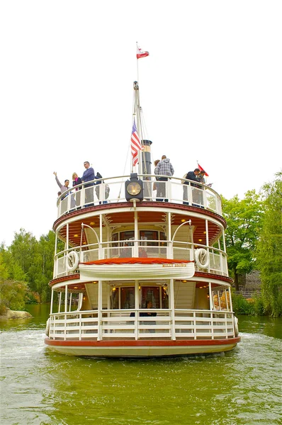 Molly Brown ship in the Disneyland swims away — Stock Photo, Image
