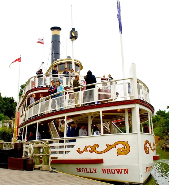 Molly Brown ship is arriving to the pier — Stock Photo, Image
