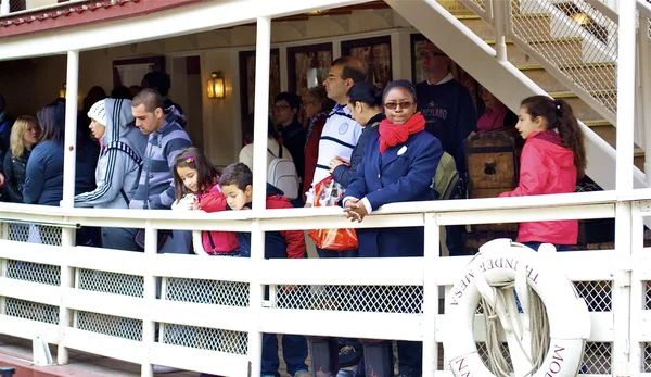 Toeristen bekijken vanuit het cruiseschip — Stockfoto