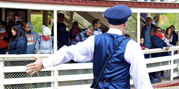 Officer visar vägen — Stockfoto