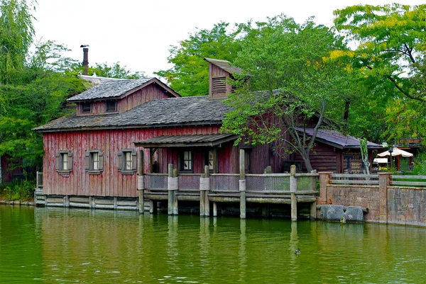 湖の上の古い家 — ストック写真