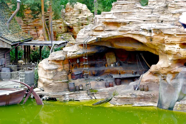 Cueva con las cosas — Foto de Stock