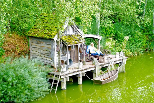 Casa decorativa sobre o lago — Fotografia de Stock