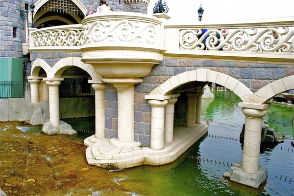 Brug naar de slapende schoonheid paleis in het disneyland van Parijs — Stockfoto