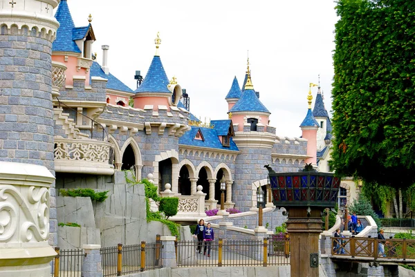 Une partie du château de beauté Sleeping dans le Disneyland de Paris — Photo