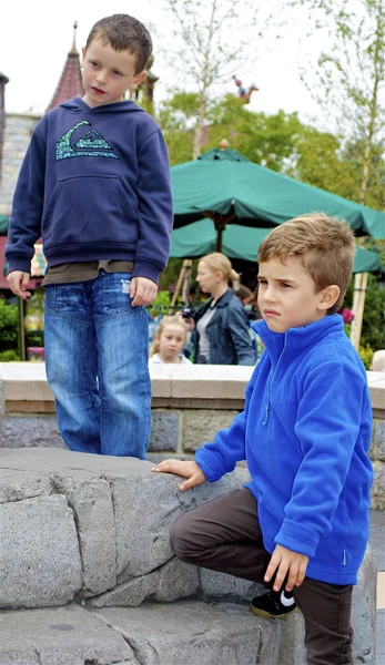 Jungs sehen irgendwie aus — Stockfoto