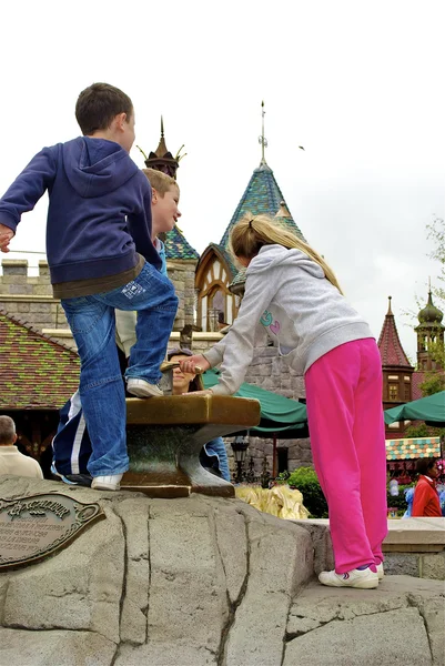 Children try to take the sward out of the stone — Stock Photo, Image