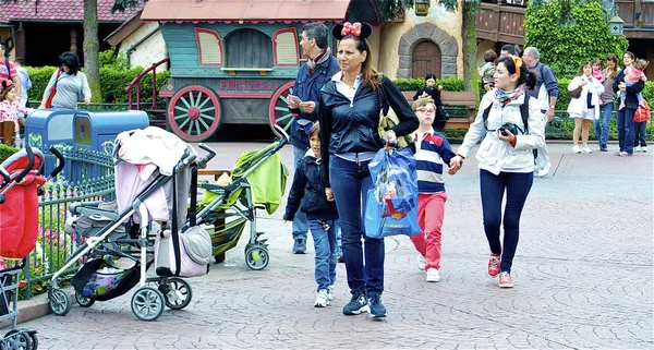 Caminar en el Disneylandia — Foto de Stock