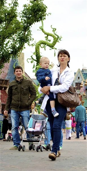 Familie mit dem Wagenheber von hinten — Stockfoto