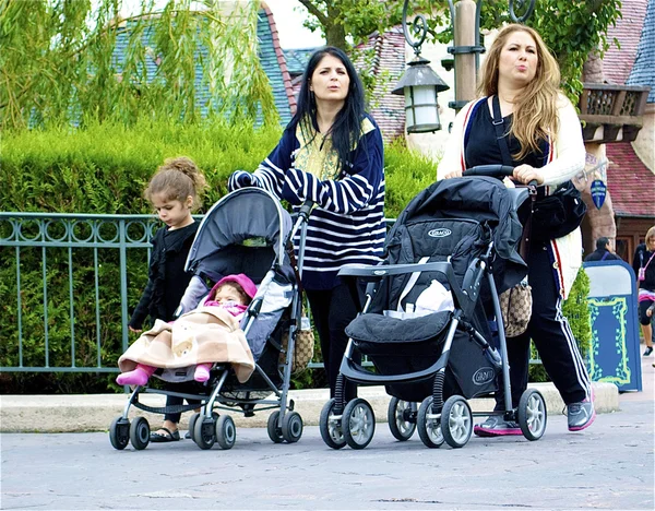 Familj med två barnvagnar — Stockfoto