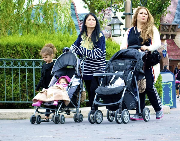 Familie mit zwei Kinderwagen — Stockfoto