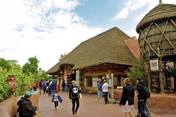 Promenader i aladdin delen av disneyland — Stockfoto