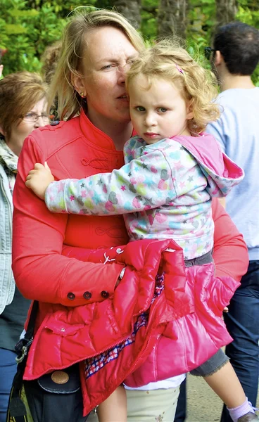 Mor kramar sin dotter — Stockfoto