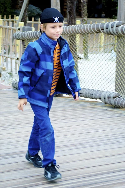 Мальчик на мосту из веревок — стоковое фото