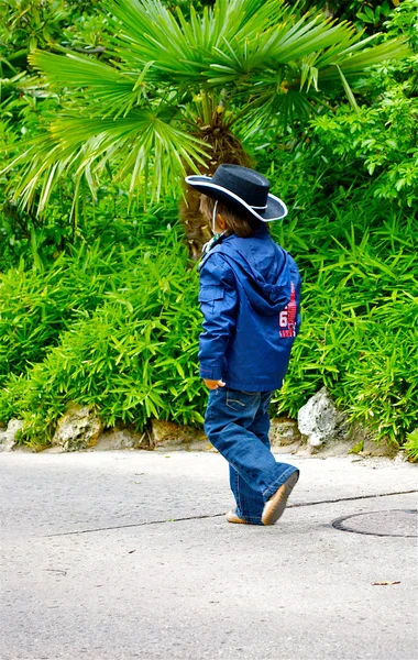 Хлопчик одягнений як ковбой — стокове фото