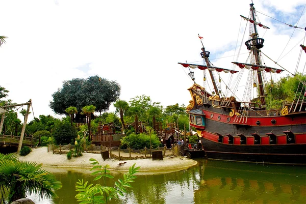 Piratskepp i Disneyland Park i Paris, — Stockfoto