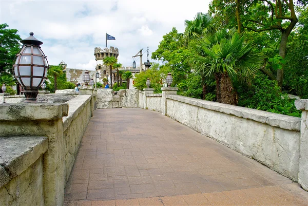 Long pont dans le parc Disneyland — Photo