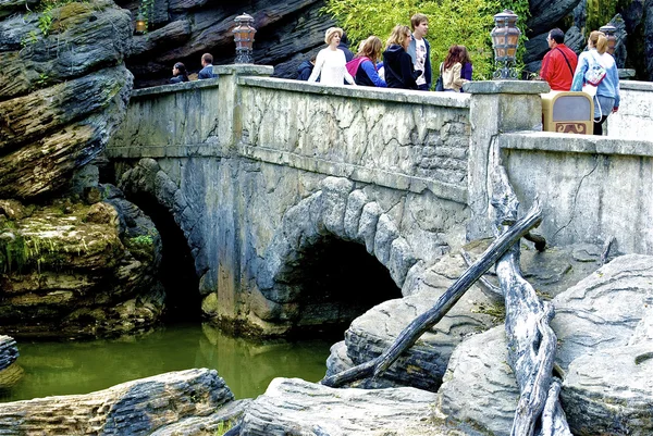 Lopen op de stenen brug — Stockfoto
