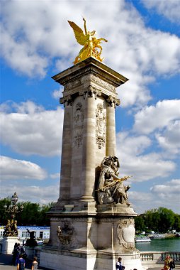 sütun ile bir altın heykelin üzerine köprü alexandre III, paris, Fransa