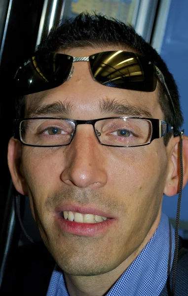 Französischer Mann in zwei Gläsern — Stockfoto