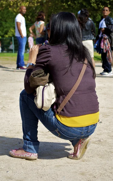 Turista tomar fotos frente a la torre Eiffel —  Fotos de Stock