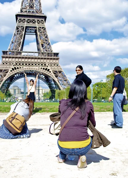 Турист фотографирует перед Эйфелевой башней — стоковое фото