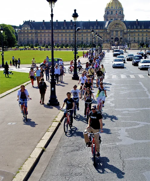 Les invalides, paris, Frankrijk. auto's en fietsen — Stockfoto