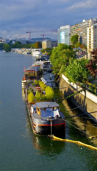Seine Nehri üzerinde tekne — Stok fotoğraf