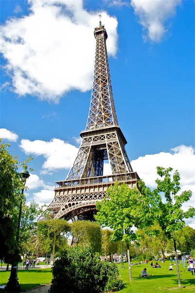 Blick auf den Eiffelturm mit blauem Himmel als Hintergrund — Stockfoto