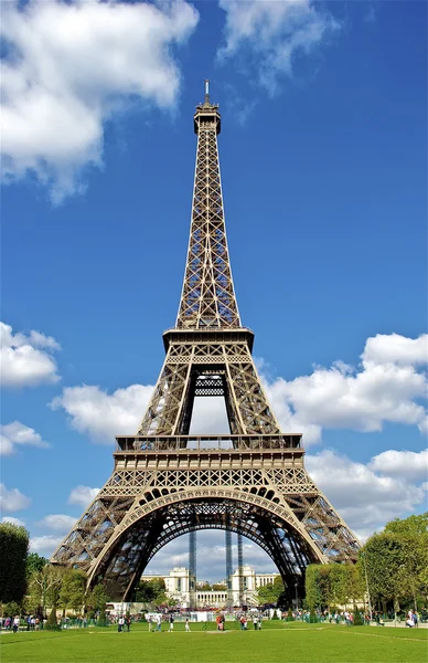 Blick auf den Eiffelturm mit blauem Himmel als Hintergrund — Stockfoto