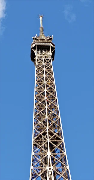 Вид на вершину Эйфелевой башни на фоне голубого неба — стоковое фото