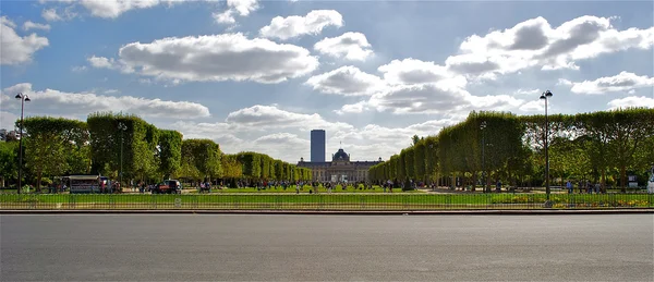 Trädgård i paris, nära Eiffeltornet — Stockfoto