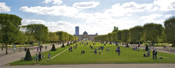 Jardim perto da Torre Eiffel — Fotografia de Stock