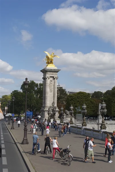 Columna con una estatua de oro en el puente de Alejandro III, París, Francia —  Fotos de Stock