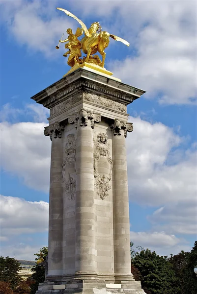 Columna con una estatua de oro en el puente de Alejandro III, París, Francia — Foto de Stock