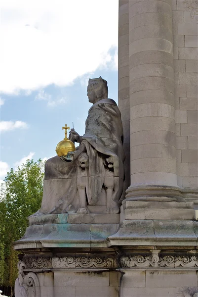 Fugura de la columna sobre el puente de Alexandre III, París, Francia — Foto de Stock