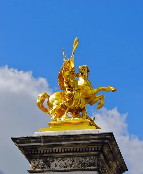Zlatá socha na mostě alexandre iii, Paříž, Francie — Stock fotografie